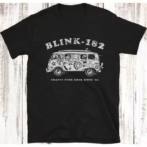 Rock je stijl met ons Blink 182 'Crappy Punk Rock Since 1992' T-shirt, een perfecte mix van houding en comfort in 100% katoen. Omarm de punkgeest met dit iconische ontwerp, gemaakt voor ware muziekliefhebbers die rebelse mode en authentiek comfort waarder