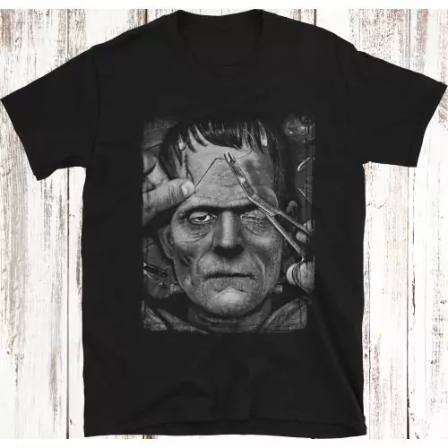 Herleef de horror met ons exclusieve T-shirt met Dr. Frankenstein die zijn monsterachtige creatie maakt; een steek in de geschiedenis van horror, van roman naar scherm, comfort in angst en een knipoog naar literaire wortels. Bestel nu en draag het erfgoed