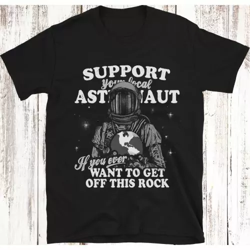 Laat je stijl ontvlammen met ons "Support Your Local Astronaut" T-shirt, waarop een grillige astronaut de aarde vasthoudt en een gevatte herinnering geeft: "Steun je lokale astronaut als je ooit van deze rots af wilt" - perfect voor ruimteliefhebbers en d