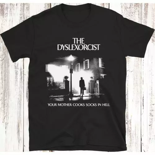 Ontketen lachen met ons parodie T-shirt, 'The Dyslexorcist,' een gevatte draai aan de Exorcist filmposter met de humoristische boodschap: "Jouw moeder kookt sokken in de hel!"