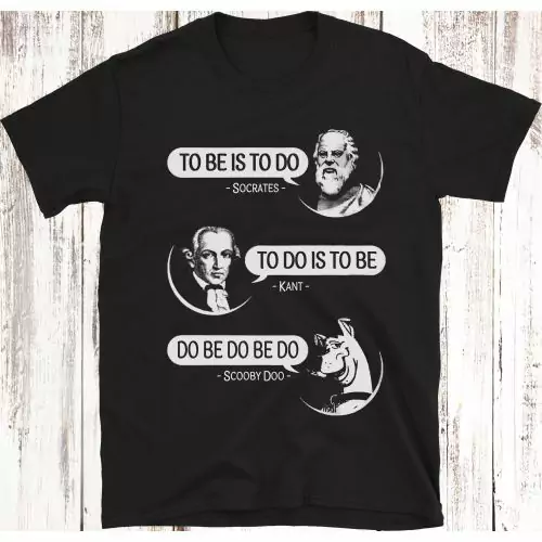 Laat je filosofische en humoristische kant zien met ons 'To Be Is To Do -OF- Do Be Do Be Do' T-shirt, met afbeeldingen van Socrates, Kant en Scooby-Doo. Vervaardigd met een mix van intelligentie en humor, is dit shirt perfect voor zowel filosofieliefhebbe