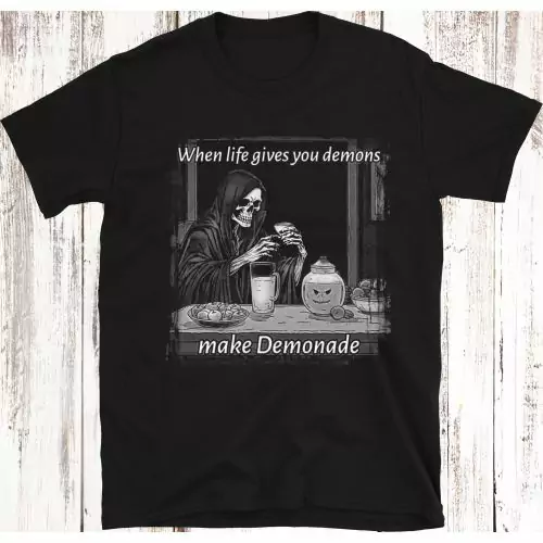 Geef een pittige twist aan je garderobe met ons 100% katoenen, door memes geïnspireerde T-shirt, met een demon die een elixer brouwt en de gevatte boodschap: 'Als het leven je demonen geeft, maak DEMONADE!'